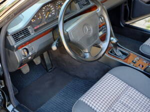 Imagen 123/171 de Mercedes-Benz E 220 (1994)