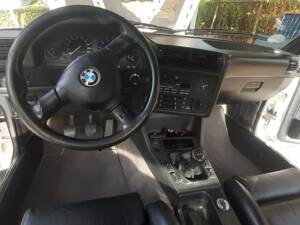 Image 13/55 of BMW 320i (1991)