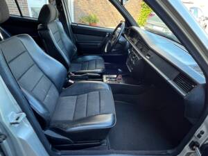 Image 16/89 de Mercedes-Benz 190 E 2.6 (1988)