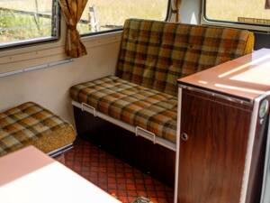 Image 15/47 of Volkswagen T2b Camper (1977)