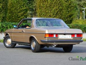 Image 10/50 of Mercedes-Benz 230 CE (1982)