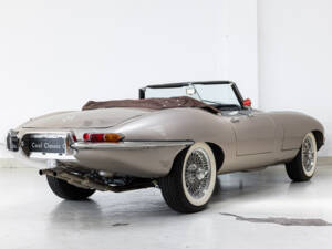 Image 6/37 de Jaguar E-Type (1968)