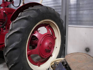 Image 27/27 of Farmall H (1945)