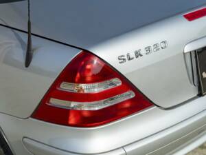 Image 15/48 of Mercedes-Benz SLK 320 (2001)