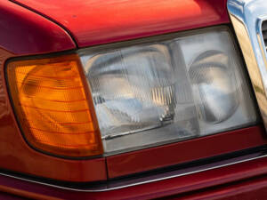 Image 22/50 of Mercedes-Benz E 320 (1994)