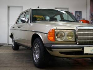 Image 3/31 of Mercedes-Benz 300 D (1982)