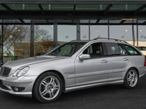 Image 7/26 de Mercedes-Benz C 32 AMG T (2002)