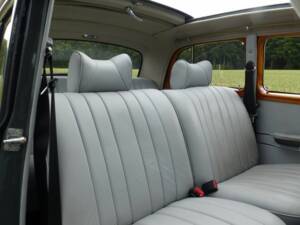 Mercedes-Benz 220 S Limousine 63 kW/85 PS (W 180)