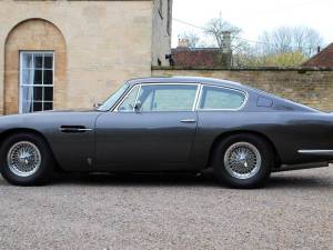 Image 2/23 of Aston Martin DB 6 Vantage (1967)