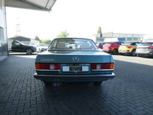 Image 5/20 de Mercedes-Benz 280 CE (1981)