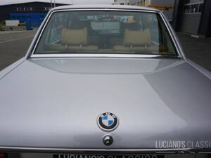 Image 31/76 de BMW 3,3 L (1975)