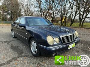 Image 6/10 of Mercedes-Benz E 200 (1996)