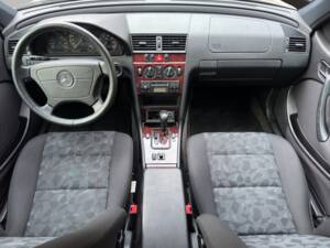 Bild 10/21 von Mercedes-Benz C 180 (2000)