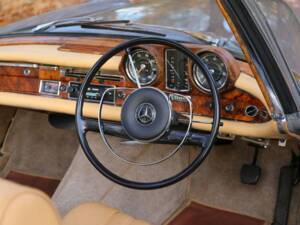 Image 3/50 of Mercedes-Benz 220 SE Cabriolet (1966)