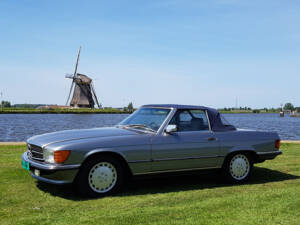 Afbeelding 23/27 van Mercedes-Benz 560 SL (1989)