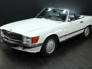 Image 1/30 of Mercedes-Benz 500 SL (1985)