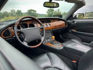 Image 42/100 de Jaguar XK8 4.0 (2000)