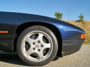 Image 24/50 of Porsche 928 GTS (1992)