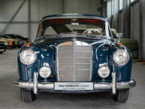 Image 3/33 de Mercedes-Benz 220 SE (1960)