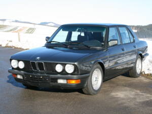 Image 22/65 of BMW 520i (1987)