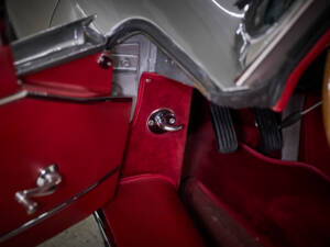 Immagine 85/99 di Jaguar E-Type 3.8 (1964)