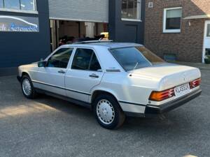 Image 8/89 de Mercedes-Benz 190 E 2.6 (1988)