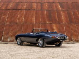 Image 7/27 of Jaguar Type E 4.2 (1965)