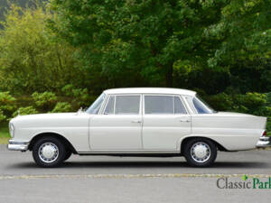 Image 2/50 of Mercedes-Benz 200 (1965)