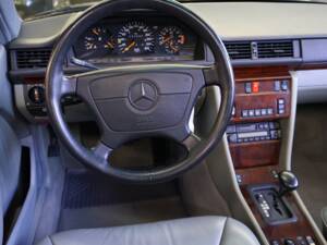 Image 34/42 de Mercedes-Benz 300 CE-24 (1993)