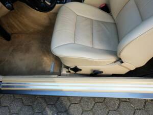 Image 21/63 of Mercedes-Benz 300 CE (1991)