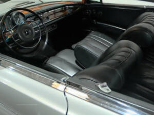 Image 14/33 of Mercedes-Benz 280 SE (1968)