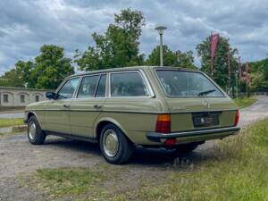 Image 5/34 of Mercedes-Benz 200 T (1983)