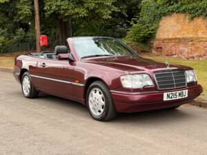 Bild 22/32 von Mercedes-Benz E 220 (1996)
