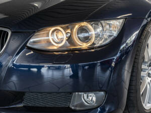 Image 21/31 of BMW 320i (2008)