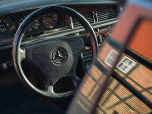 Image 23/44 de Mercedes-Benz 190 E 1.8 (1993)