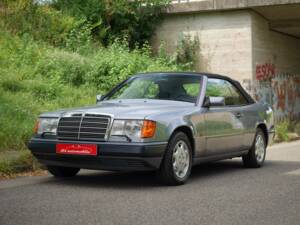 Image 42/50 de Mercedes-Benz 320 CE (1994)