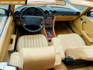 Image 12/17 of Mercedes-Benz 560 SL (1988)