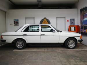 Image 37/40 of Mercedes-Benz 300 D (1984)