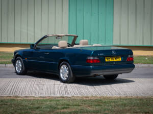 Image 3/26 of Mercedes-Benz E 320 (1996)