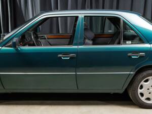 Bild 10/40 von Mercedes-Benz E 220 (1995)