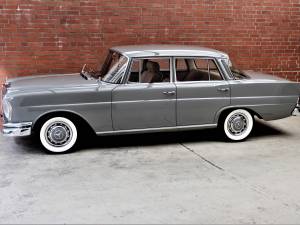 Image 4/89 of Mercedes-Benz 230 S (1967)