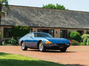 Image 2/30 de Ferrari 365 GTB&#x2F;4 Daytona (1973)