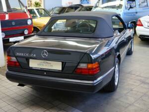 Image 11/22 of Mercedes-Benz 300 CE-24 (1993)