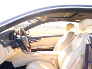 Image 34/67 of Mercedes-Benz CL 500 (2006)
