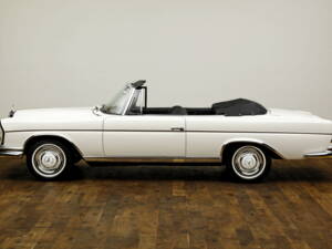 Image 2/25 of Mercedes-Benz 300 SE (1963)