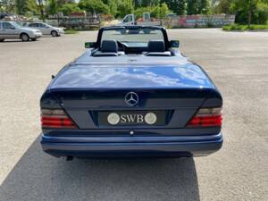 Image 5/31 of Mercedes-Benz E 220 (1994)