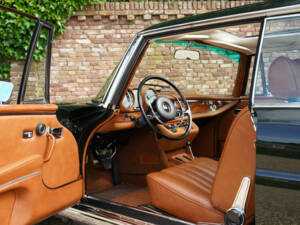 Image 17/50 of Mercedes-Benz 280 SE 3,5 (1971)