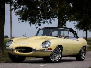 Image 14/35 de Jaguar E-Type (1967)