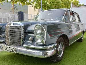 Image 5/38 de Mercedes-Benz 220 SE b (1962)