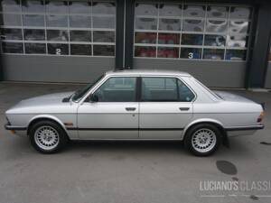 Image 3/59 of BMW 528i (1982)